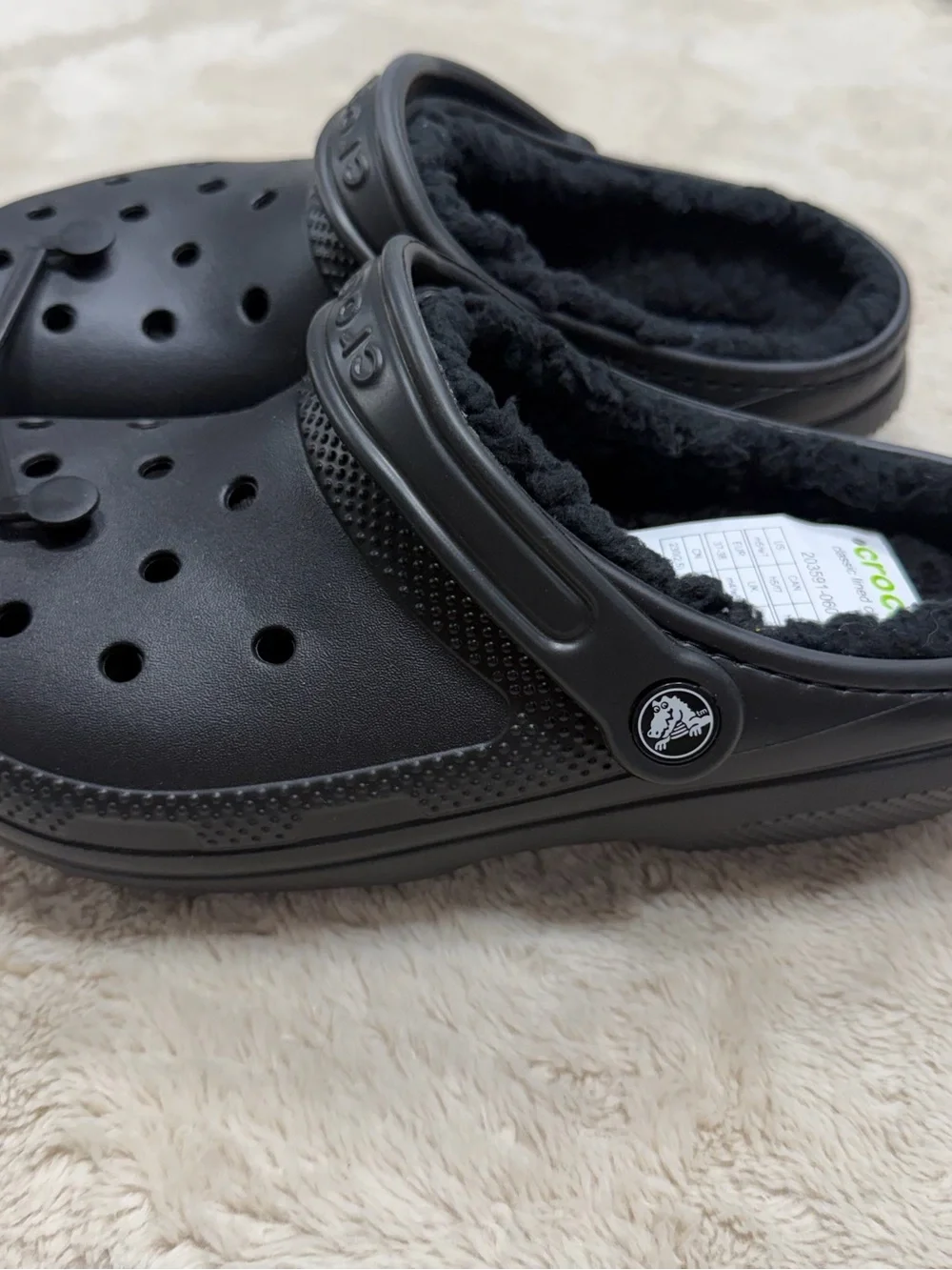 CROCS Classic Lined Clog in Black Men’s 5 / Women’s 7